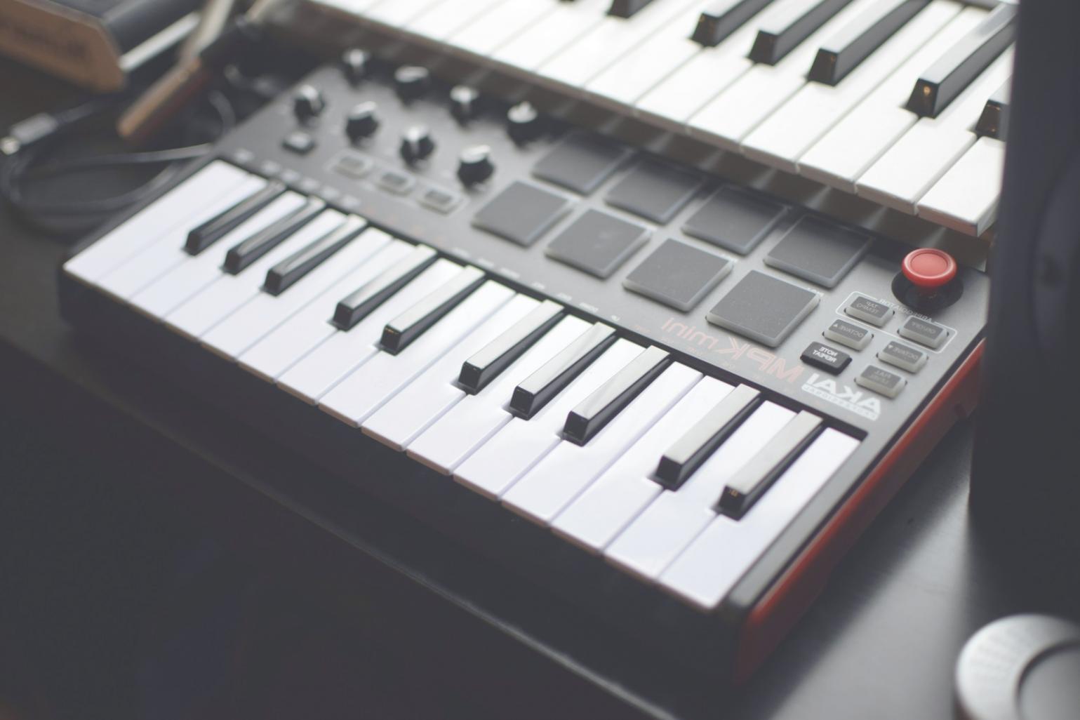 Momento di studio e ricerca sulla storia musicale con documenti e strumenti d'epoca
