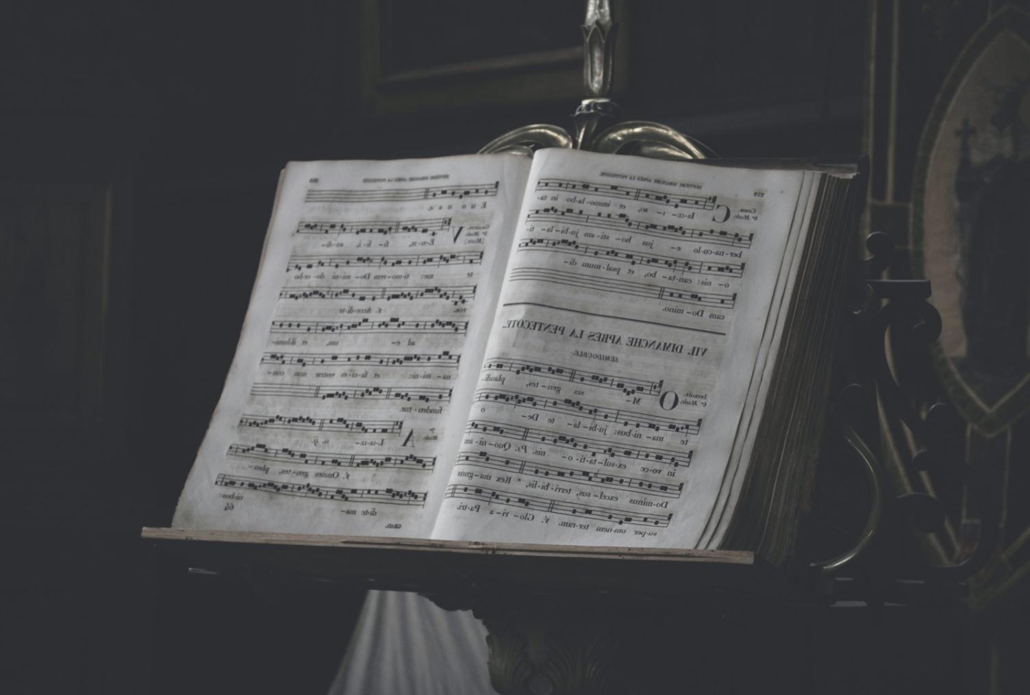 Studenti impegnati in una sessione di ascolto analitico durante un corso di storia della musica